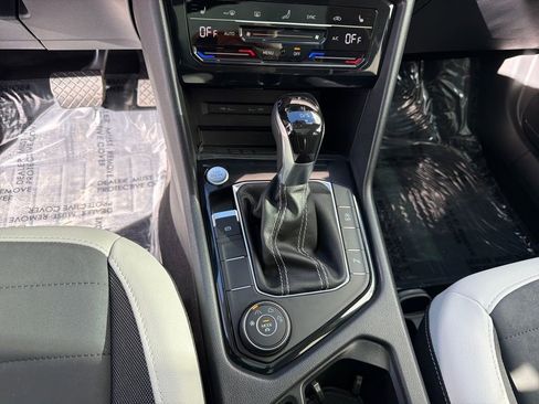 Certified 2025 Volkswagen Taos SE image 27