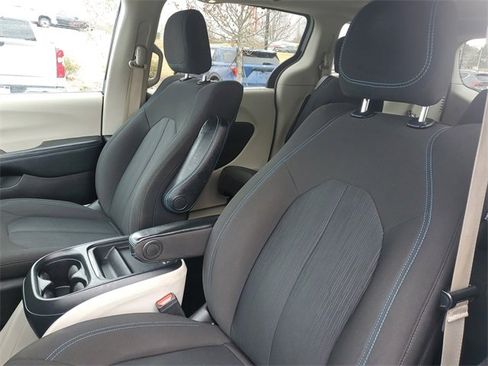 Used 2021 Chrysler Pacifica Touring w/ Uconnect Theater Family Group image 16
