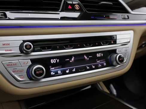 Used 2022 BMW 740i w/ Premium Package RWD image 22