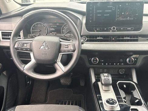 Used 2025 Mitsubishi Outlander SE FWD image 12