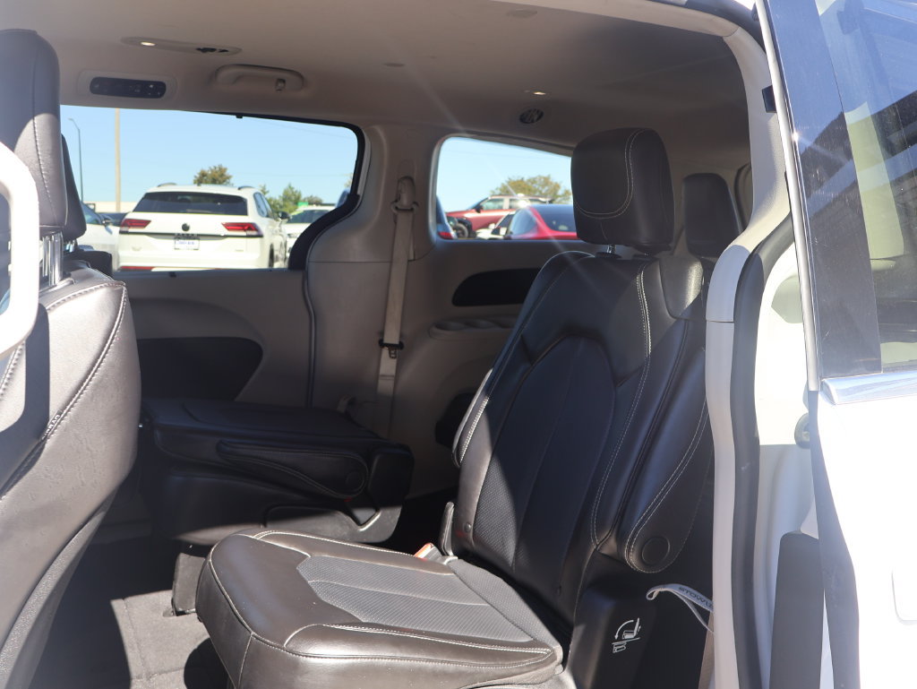 Used 2023 Chrysler Pacifica Touring-L FWD image 22