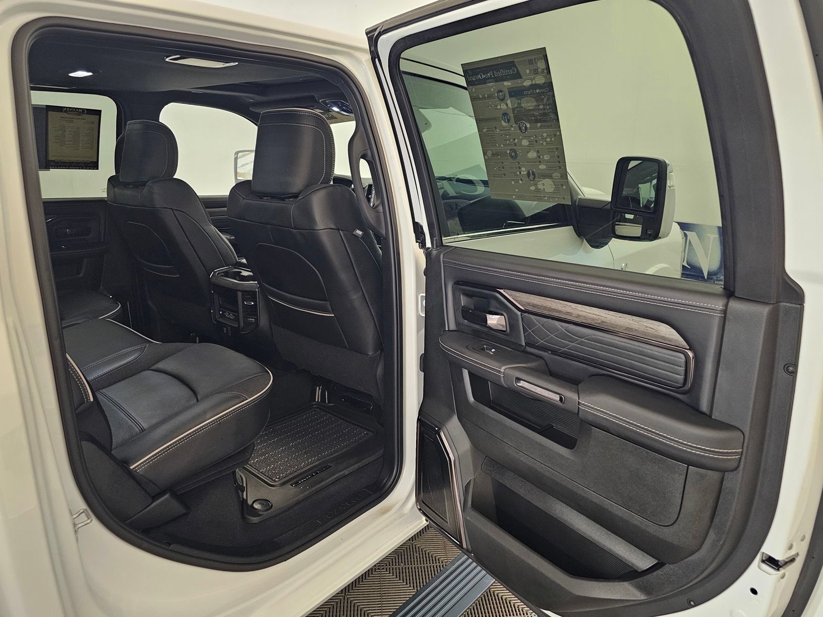 Used 2025 RAM 3500 Limited AWD/4WD image 28