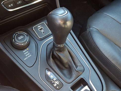 Used 2021 Jeep Cherokee Latitude Lux image 14