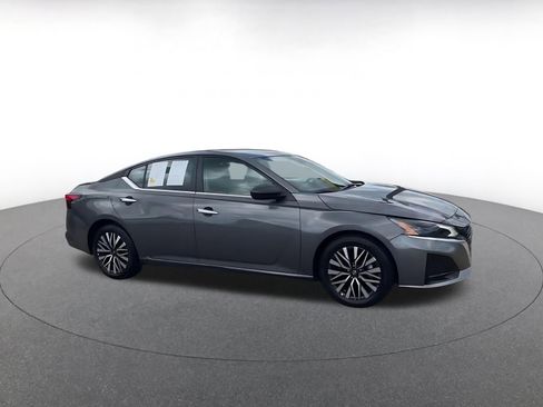 Used 2025 Nissan Altima 2.5 SV FWD image 2