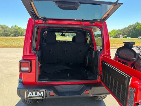 Used 2022 Jeep Wrangler Unlimited Sahara w/ Cold Weather Group AWD/4WD image 18
