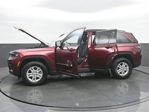 Used 2024 Jeep Grand Cherokee Laredo AWD/4WD image 53