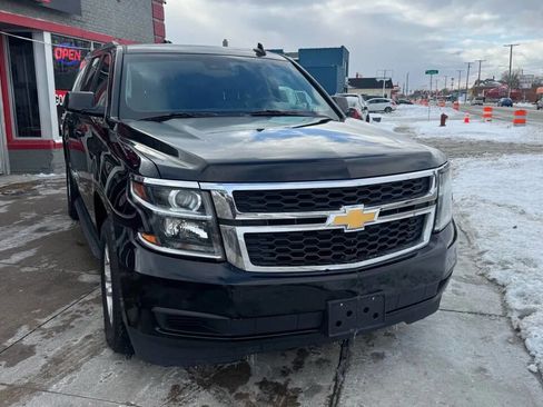 Used 2018 Chevrolet Suburban LT image 2