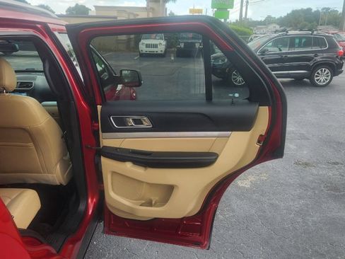 Used 2017 Ford Explorer XLT w/ Equipment Group 202A FWD image 13