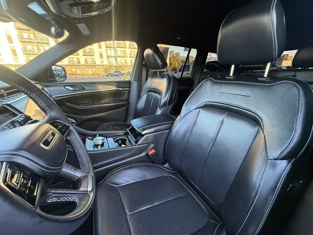 Used 2023 Jeep Grand Cherokee Overland AWD/4WD image 16