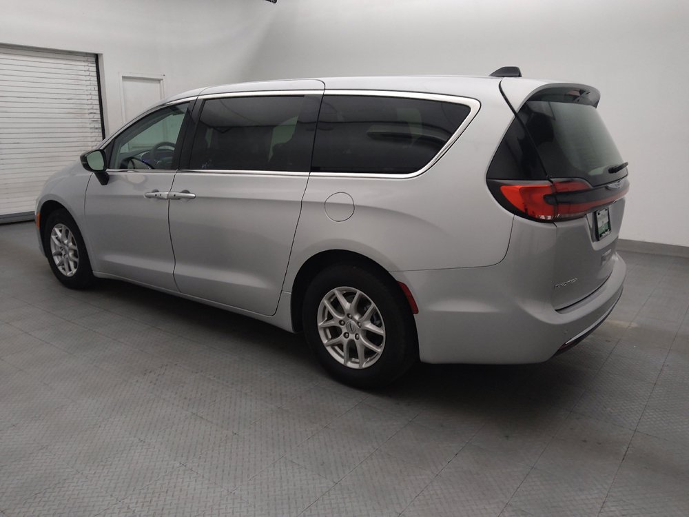 Used 2024 Chrysler Pacifica Touring-L FWD image 3