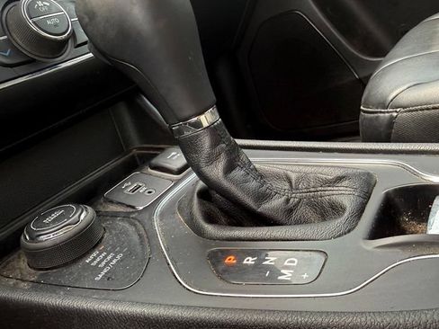 Used 2019 Jeep Cherokee Latitude Plus w/ Comfort/Convenience Group AWD/4WD image 19