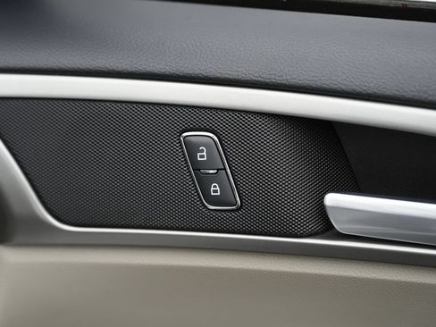 Used 2018 Ford Fusion SE FWD image 34