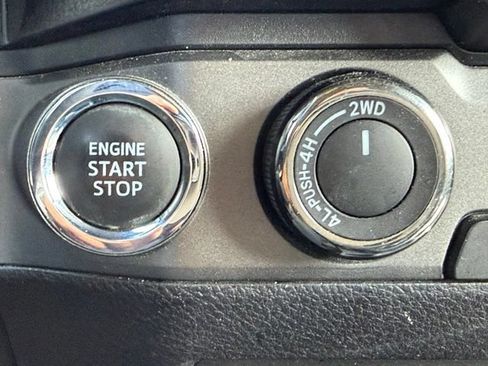 Used 2017 Toyota Tacoma TRD Off-Road w/ Premium & Technology Package AWD/4WD image 23