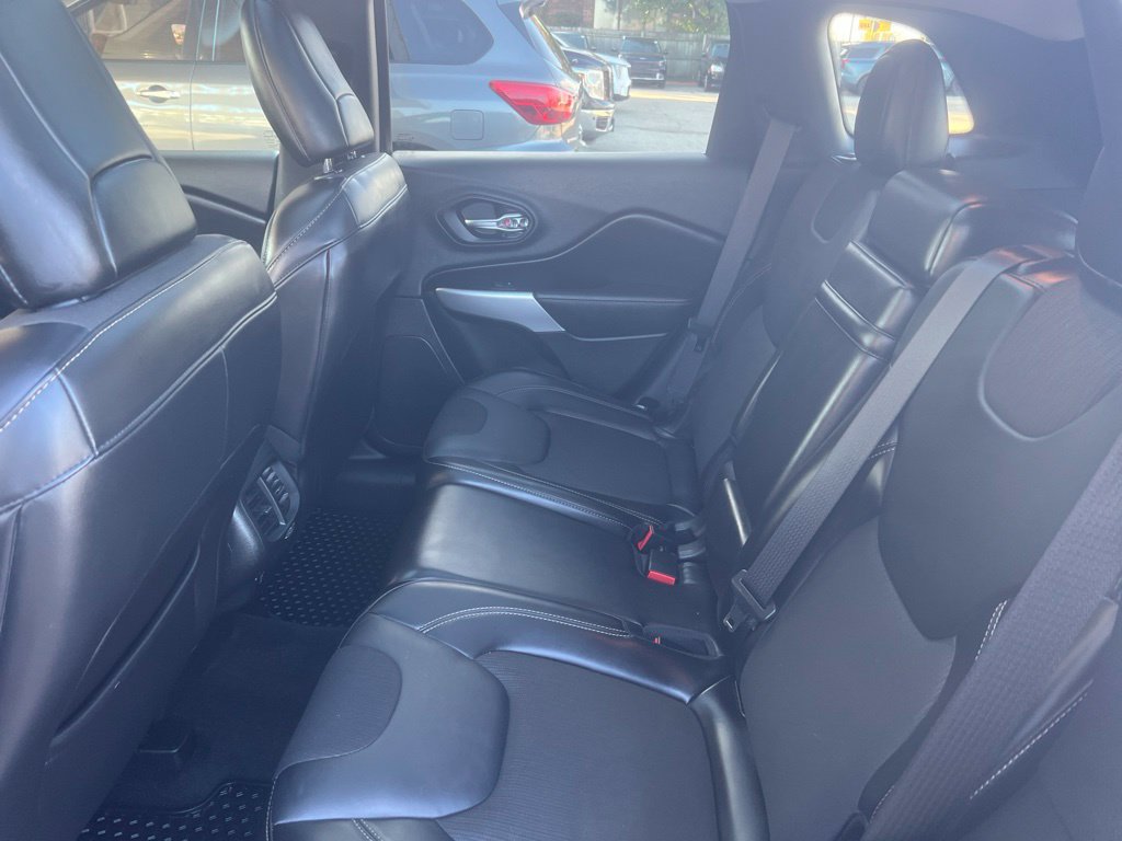 Used 2018 Jeep Cherokee Latitude Plus w/ Comfort/Convenience Group AWD/4WD image 9