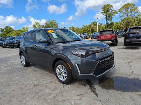Certified 2025 Kia Soul LX w/ LX Technology Package FWD image 2