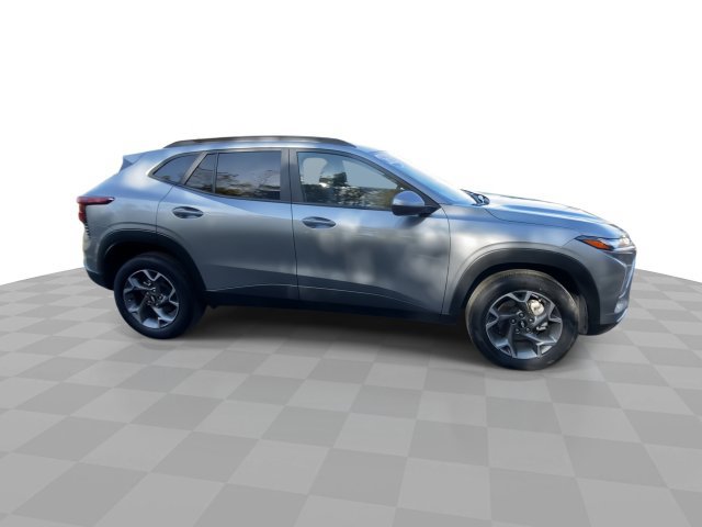 Used 2025 Chevrolet Trax LT w/ Sunroof Package FWD image 3