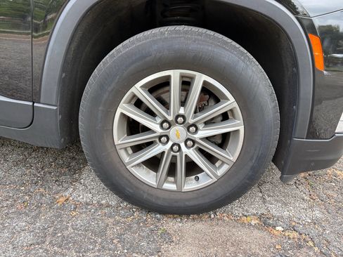 Used 2023 Chevrolet Traverse LT image 9