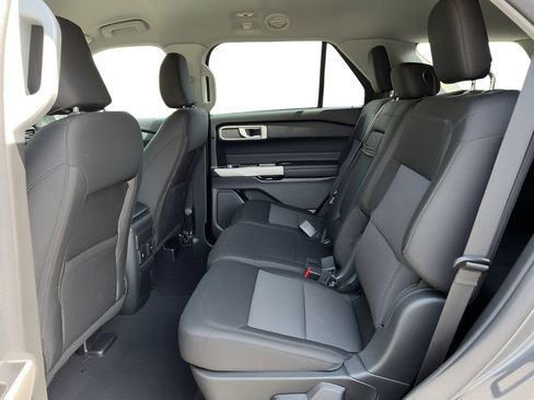 Used 2023 Ford Explorer XLT AWD/4WD image 7