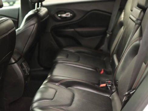 Used 2019 Jeep Cherokee Trailhawk image 32