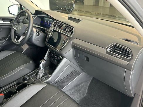Used 2024 Volkswagen Tiguan SE w/ Panoramic Sunroof Package image 26