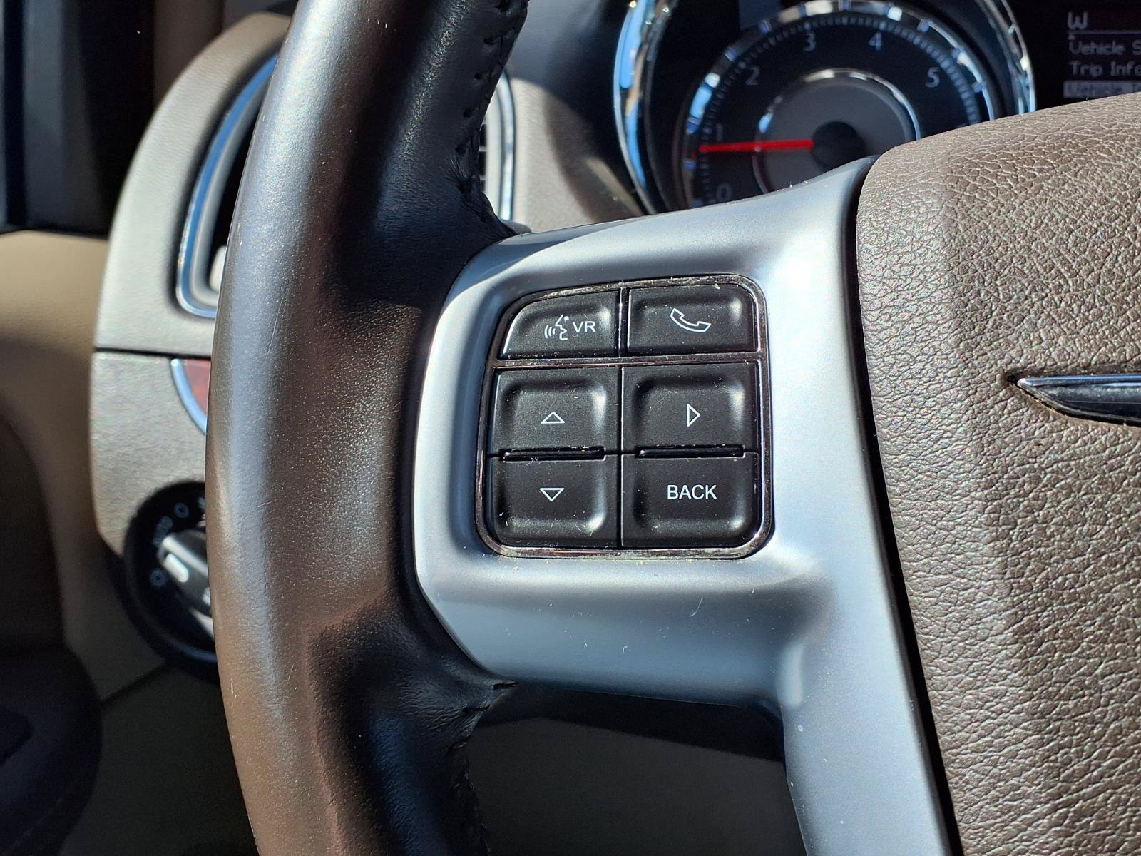 Used 2014 Chrysler Town & Country Touring FWD image 30