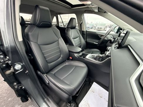 Used 2023 Toyota RAV4 XLE Premium image 31