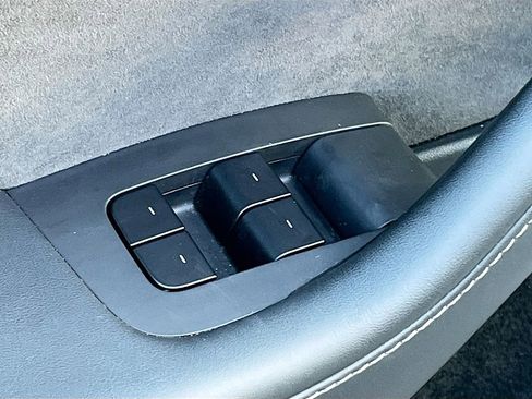 Used 2025 Tesla Model Y Long Range image 17