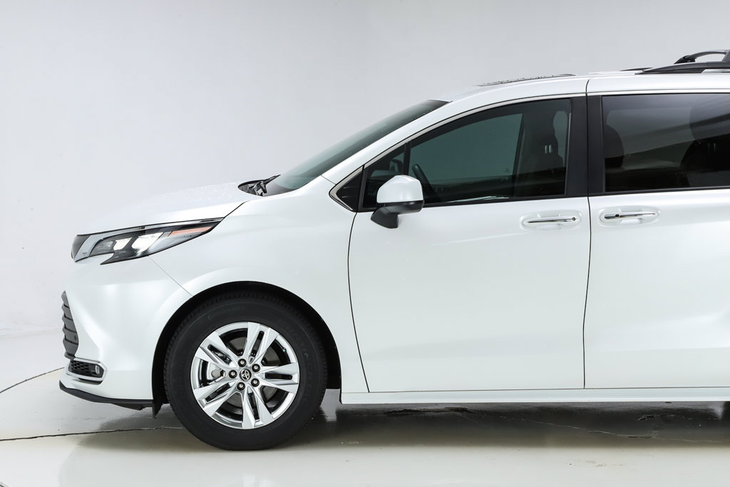 Used 2024 Toyota Sienna XLE w/ XLE Plus Package AWD/4WD image 6