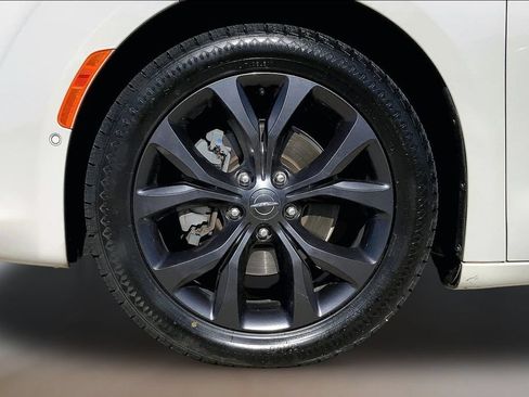 Used 2020 Chrysler Pacifica Touring-L Plus FWD image 9