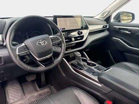 Used 2023 Toyota Highlander Platinum FWD image 16