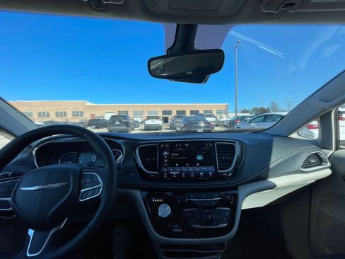 Used 2023 Chrysler Pacifica Touring-L image 36