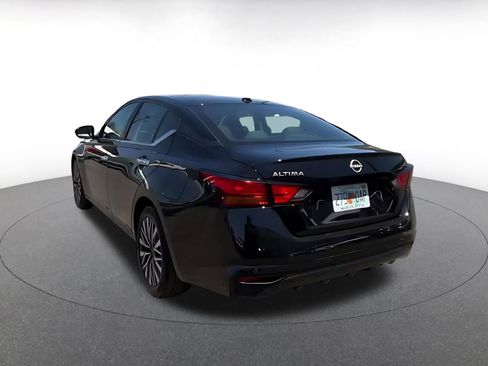 Used 2025 Nissan Altima 2.5 SV FWD image 11