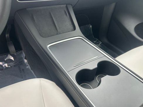 Used 2024 Tesla Model Y Long Range AWD/4WD image 24