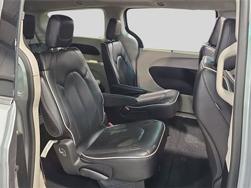 Used 2024 Chrysler Pacifica Limited image 14
