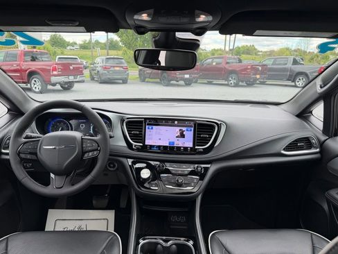 Used 2025 Chrysler Pacifica Limited FWD image 13