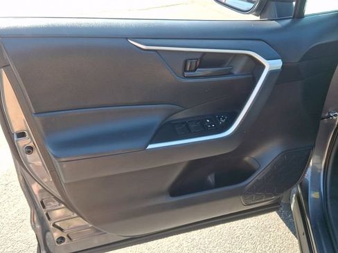 Used 2021 Toyota RAV4 LE FWD image 12