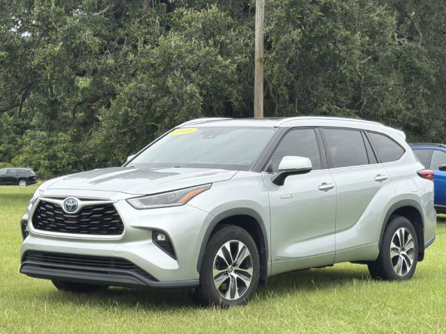 Used 2021 Toyota Highlander XLE AWD/4WD image 11