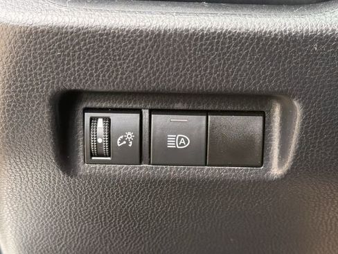 Used 2021 Toyota RAV4 LE AWD/4WD image 22