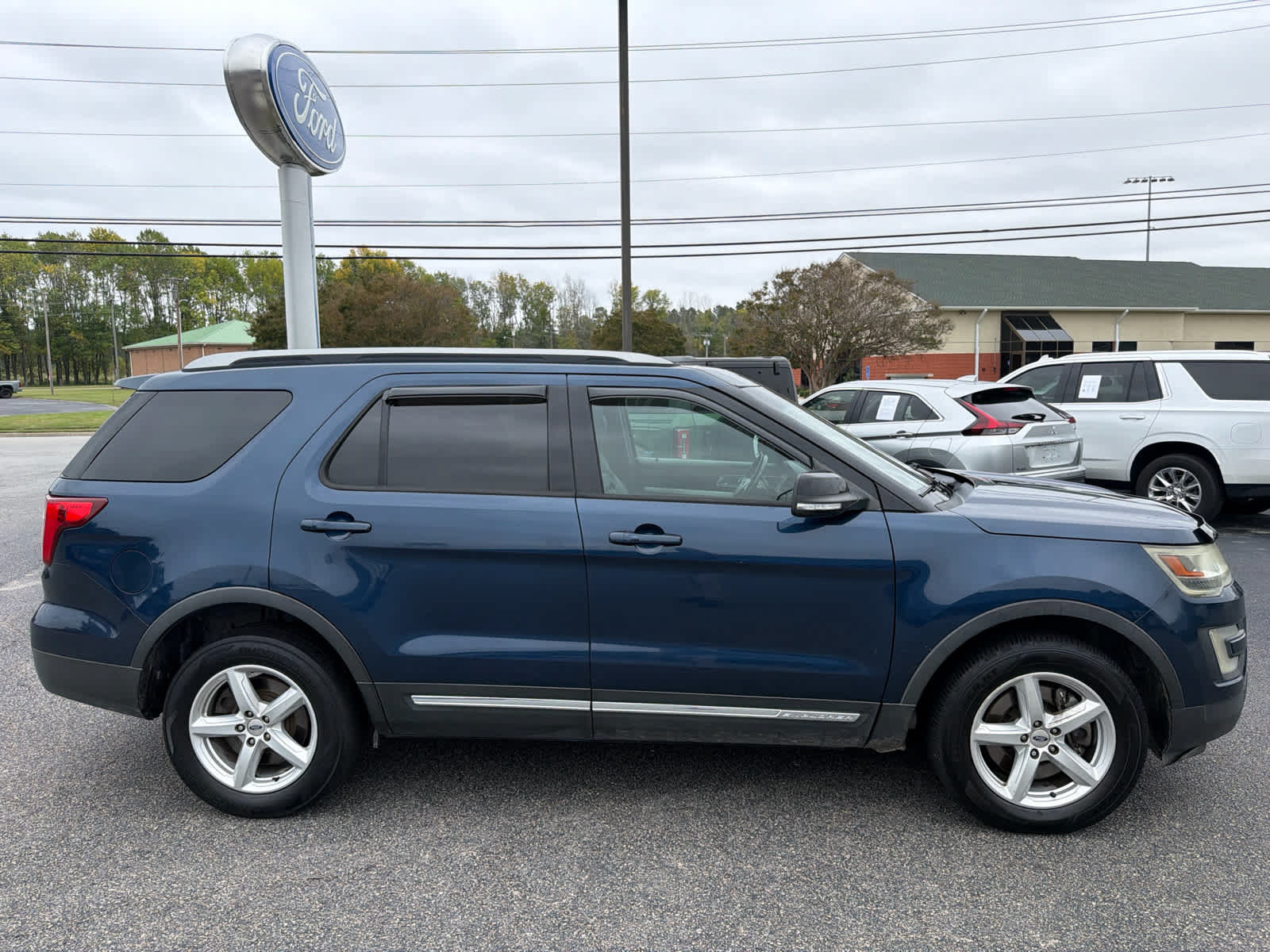 Used 2016 Ford Explorer XLT w/ Equipment Group 202A AWD/4WD image 2