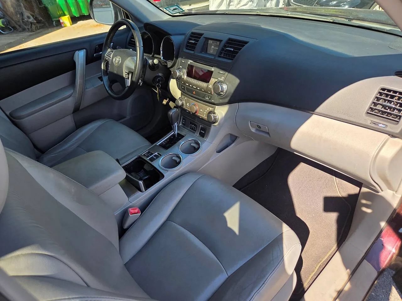 Used 2012 Toyota Highlander SE w/ Tow Pkg AWD/4WD image 10
