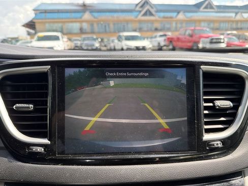 Used 2024 Chrysler Pacifica Touring-L FWD image 28