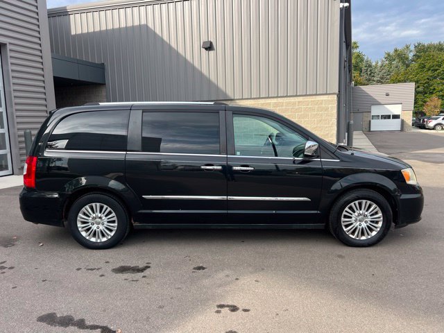 Used 2013 Chrysler Town & Country Limited w/ Luxury Group FWD image 4