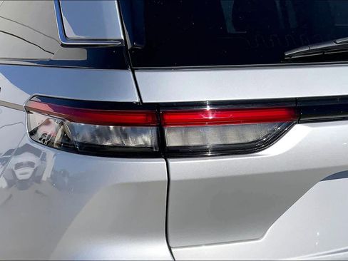 Used 2023 Jeep Grand Cherokee Limited image 27