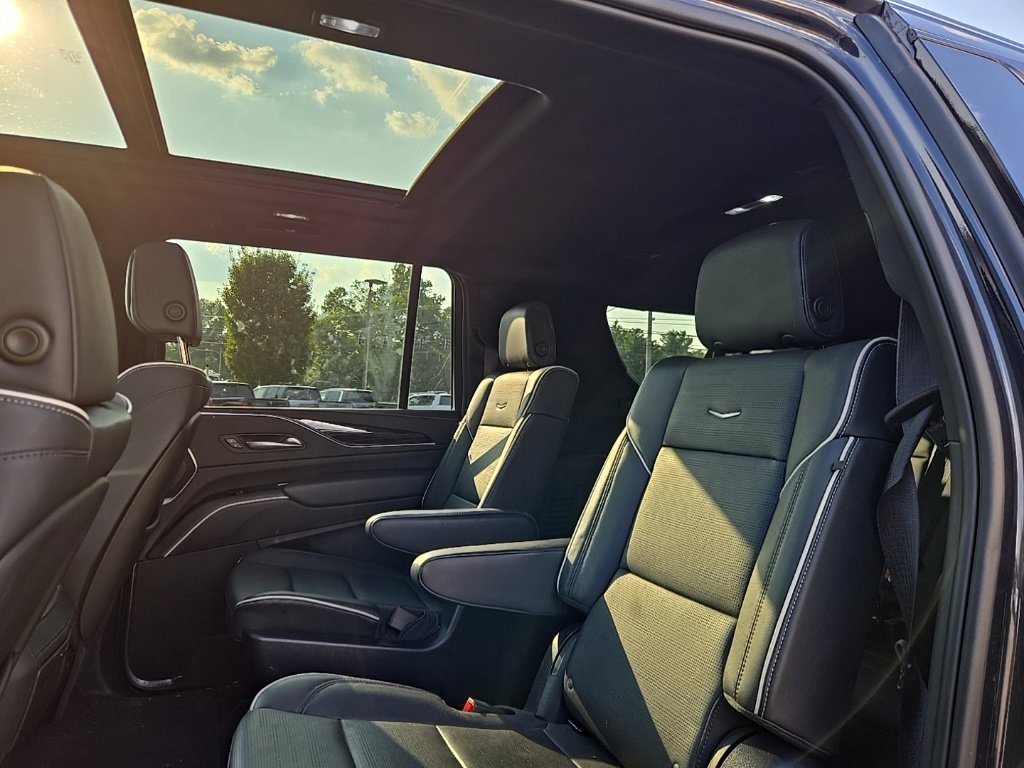 Used 2023 Cadillac Escalade ESV Sport AWD/4WD image 16