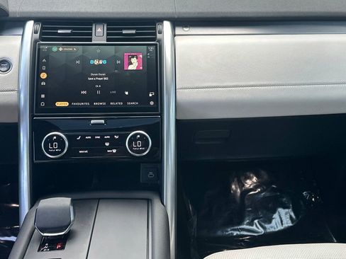 Used 2024 Land Rover Discovery Dynamic SE image 29