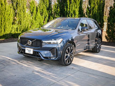 Used 2025 Volvo XC60 B5 Plus image 5