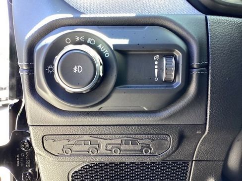 Used 2025 Jeep Wrangler Unlimited Sahara AWD/4WD image 19
