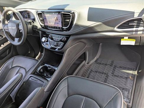 Used 2025 Chrysler Pacifica Limited FWD image 23