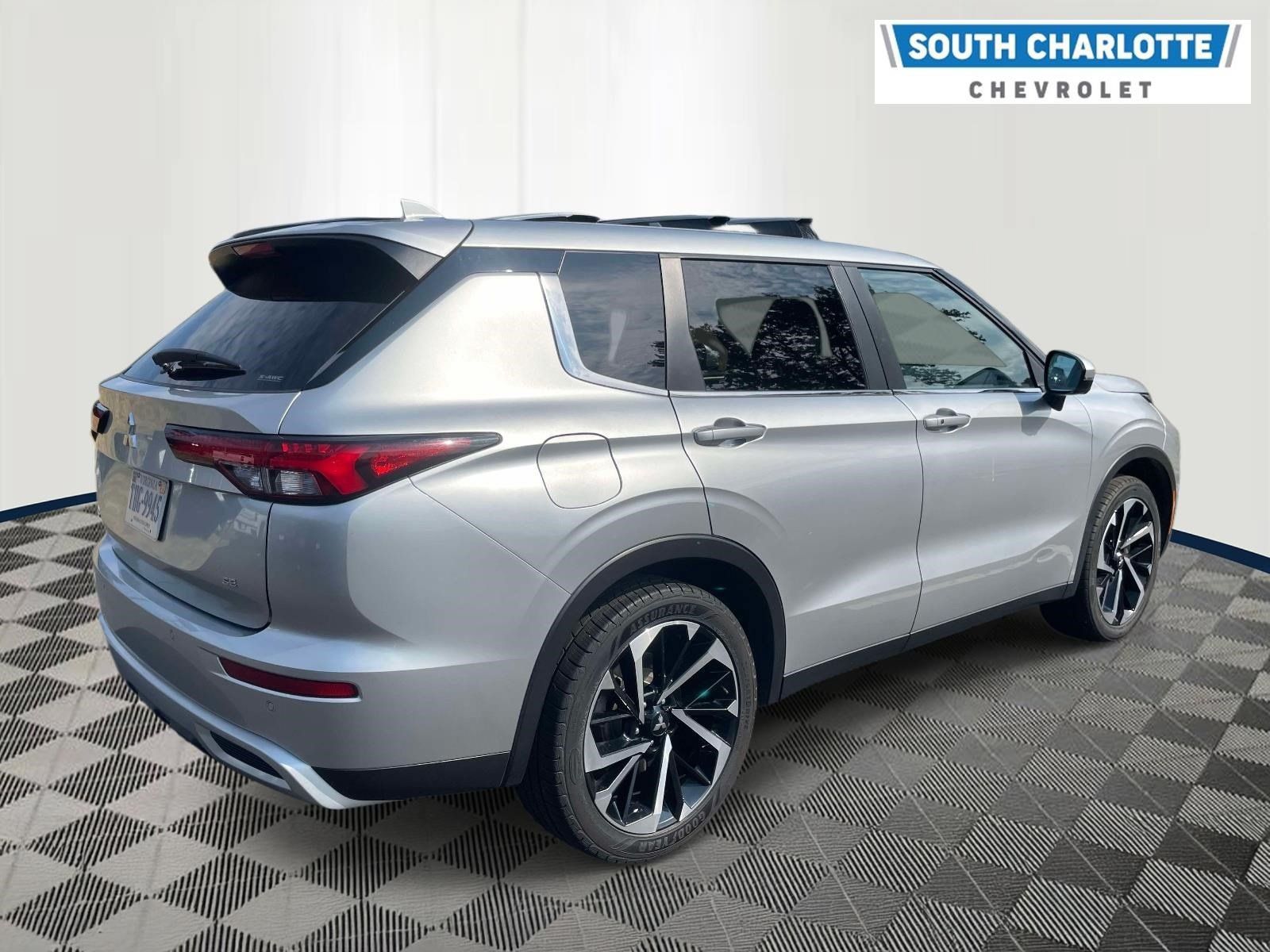 Used 2024 Mitsubishi Outlander SE AWD/4WD image 3