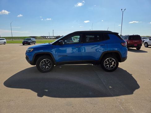 Used 2025 Jeep Compass Trailhawk w/ Trailhawk Elite Group AWD/4WD image 5